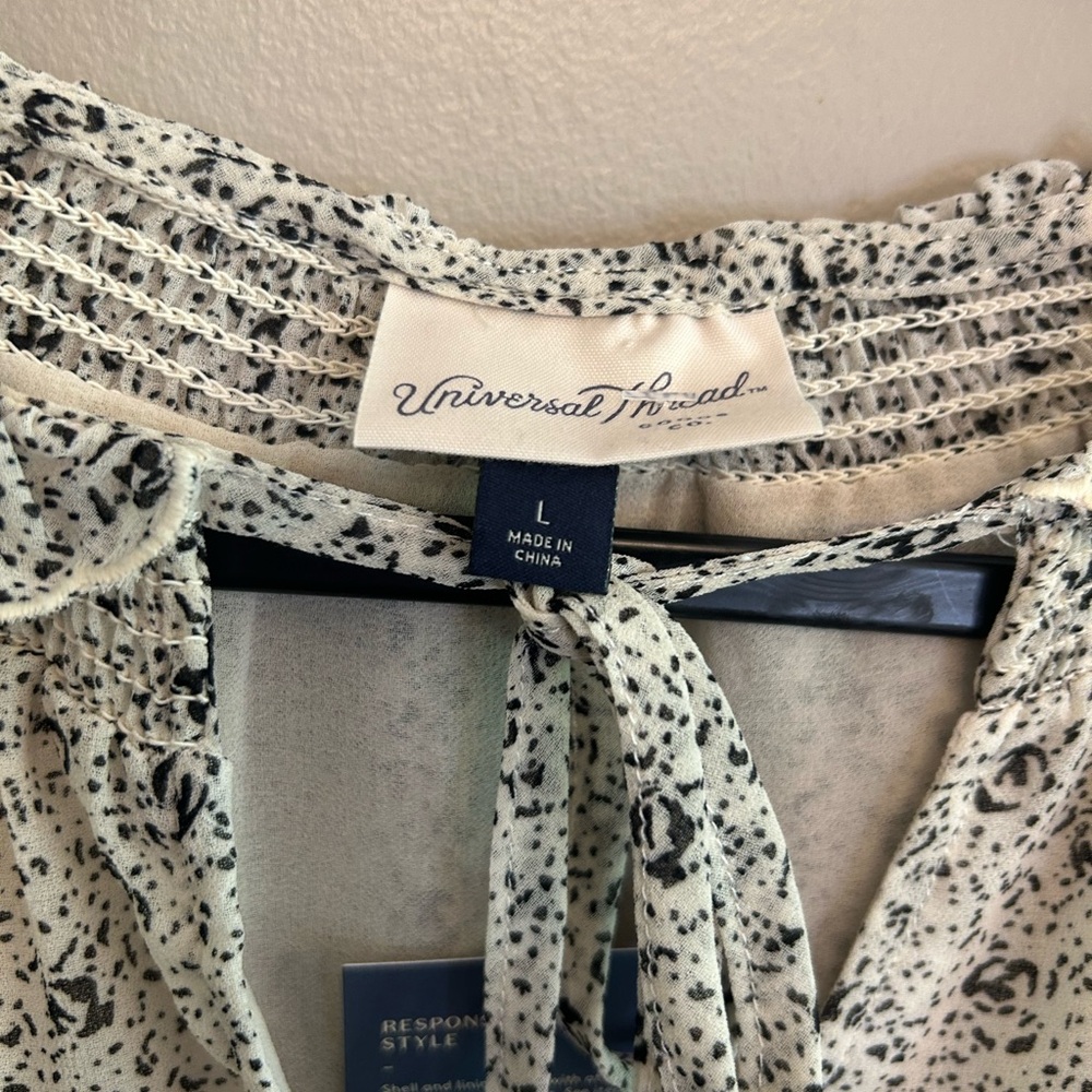NWT Universal Thread long sleeved blouse with black design size L - Picture 3 of 16